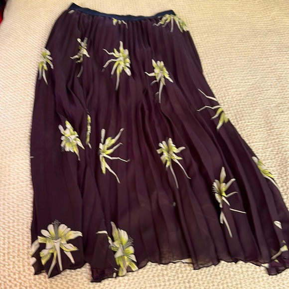 Burgundy pleated skirt - Picture 1 of 1